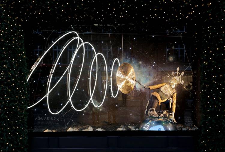 Selfridges-Christmas-Windows-2015_Journey-to-the-Stars_Zodiac-Aquarius-1002x677